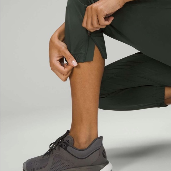 Lululemon Adapted State High-Rise
Cropped Jogger 23" NWOT
Smoked Spruce - Picture 3 of 7